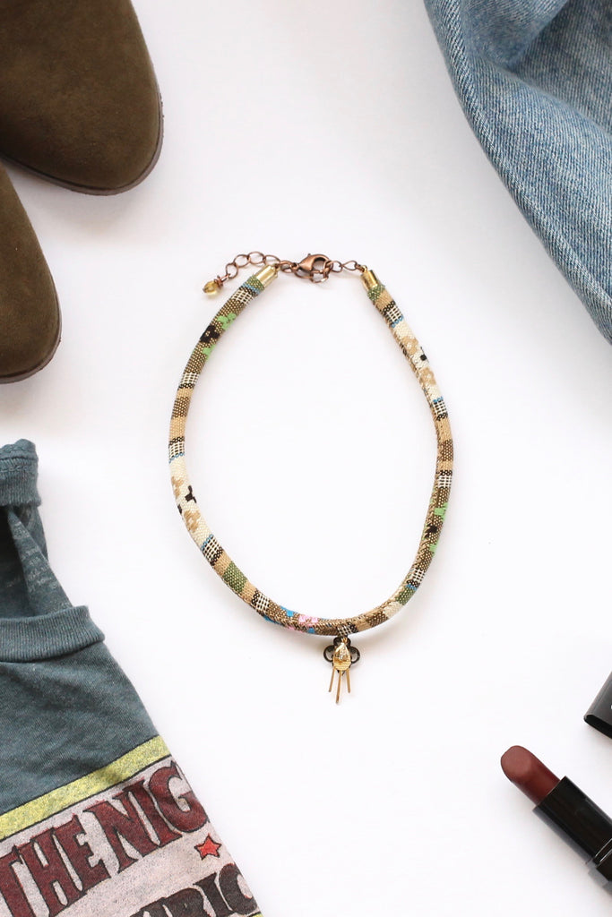 graphic tee 1990's style choker