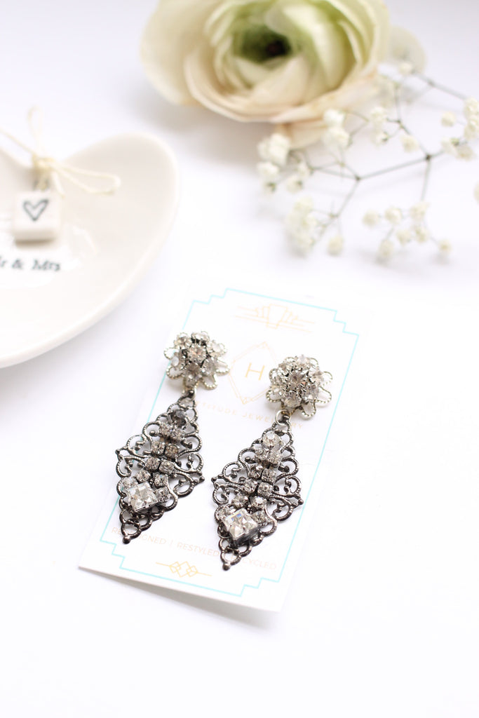 Inateannal Boho Pearl Drop Earrings Long Pearl Tassel Earrings Gold Cluster  Pearl Stud Earrings Bridal Pearl Earrings Wedding Earrings Jewelry for  Women and Girls : Amazon.co.uk: Fashion